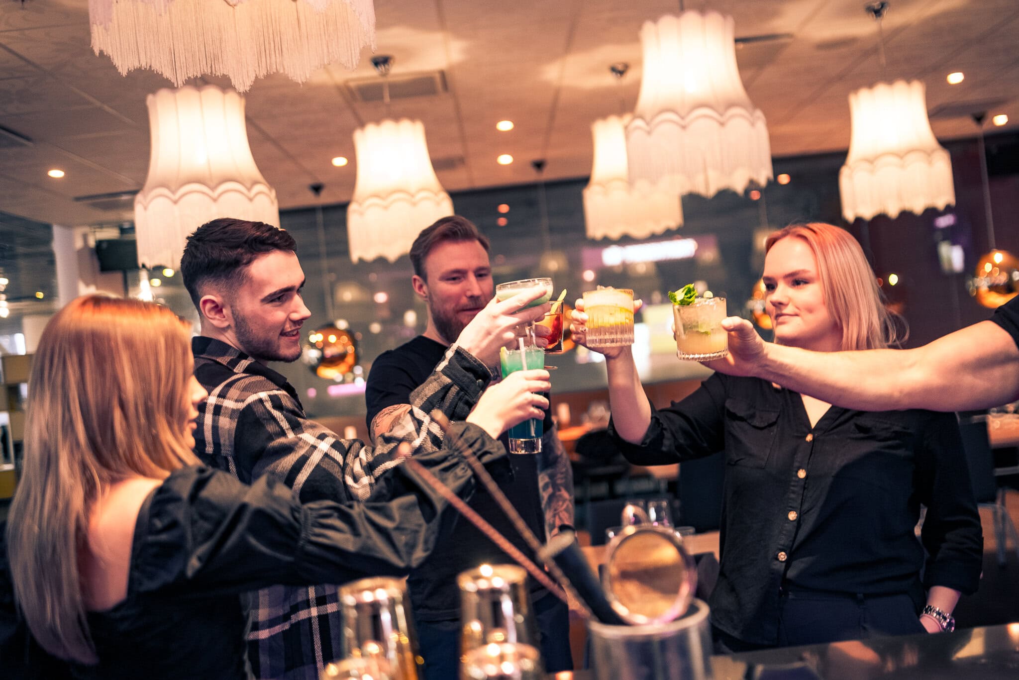 Färgglada drinkar och glatt sällskap på Bar inne hos Ballbreaker i Stockholm. Njut av goda cocktails och en trevlig atmosfär för vänträffar och festkvällar.