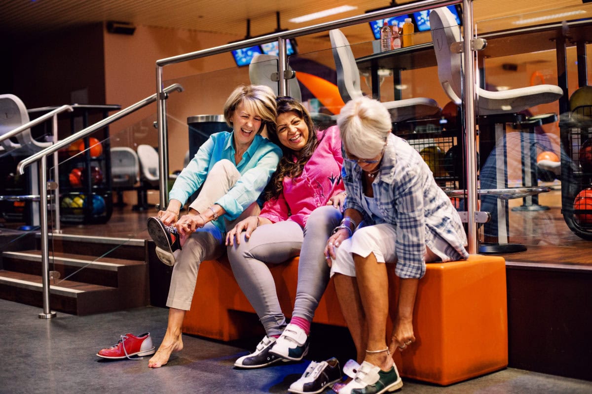 Lekfull bowlingupplevelse för vänner på Ballbreaker i Sverige - skojiga aktiviteter och socialt samvaro. Perfekt för gruppen att söka roliga aktiviteter för vänner och familj.