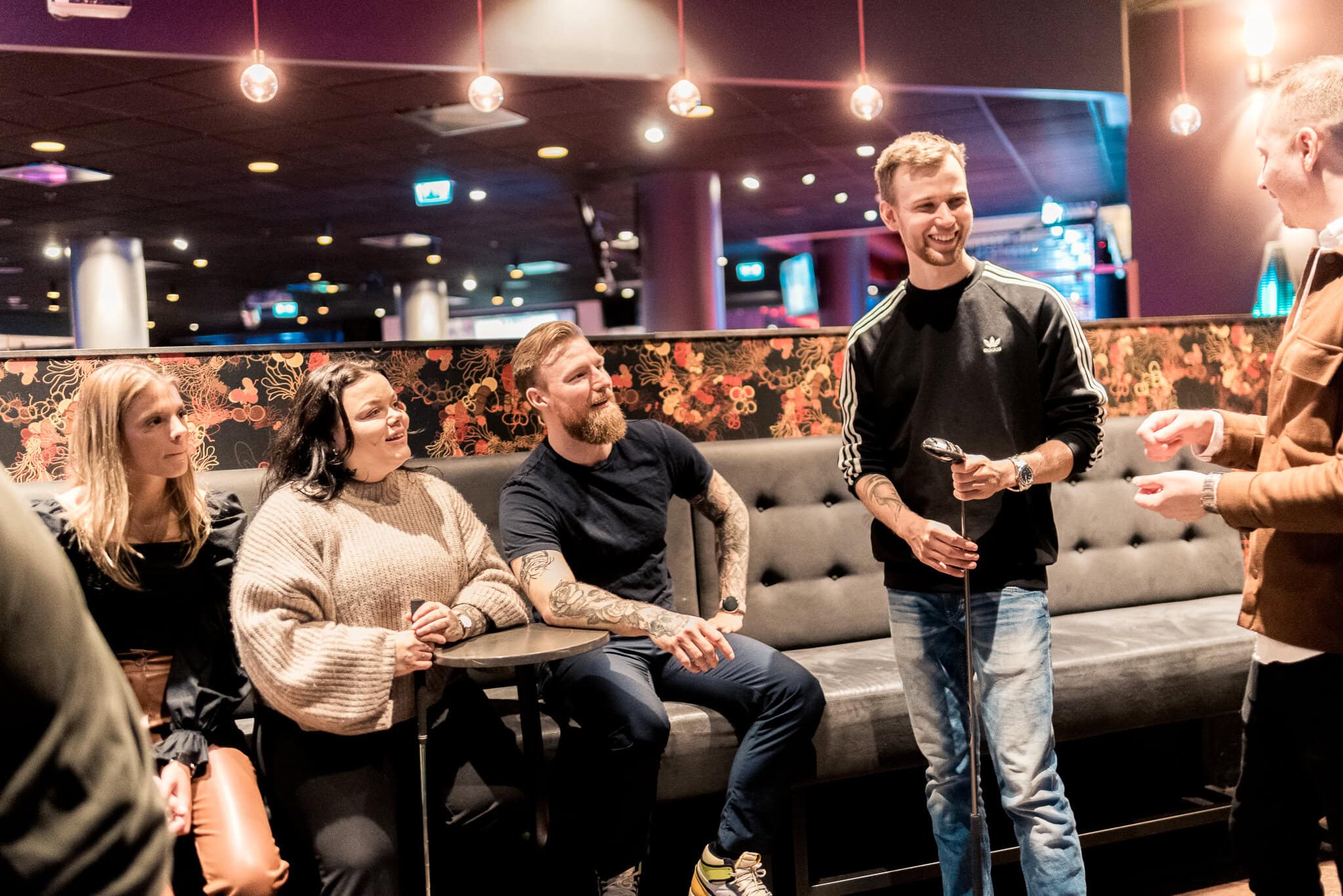 _DSC9227 Lyckliga människor spelar bowling på aktiviteten Ballbreaker i en modern bar och nöjeslokal, med fokus på socialt umgänge, bowling, multiplayer spel, och underhållning för vänner och familj.