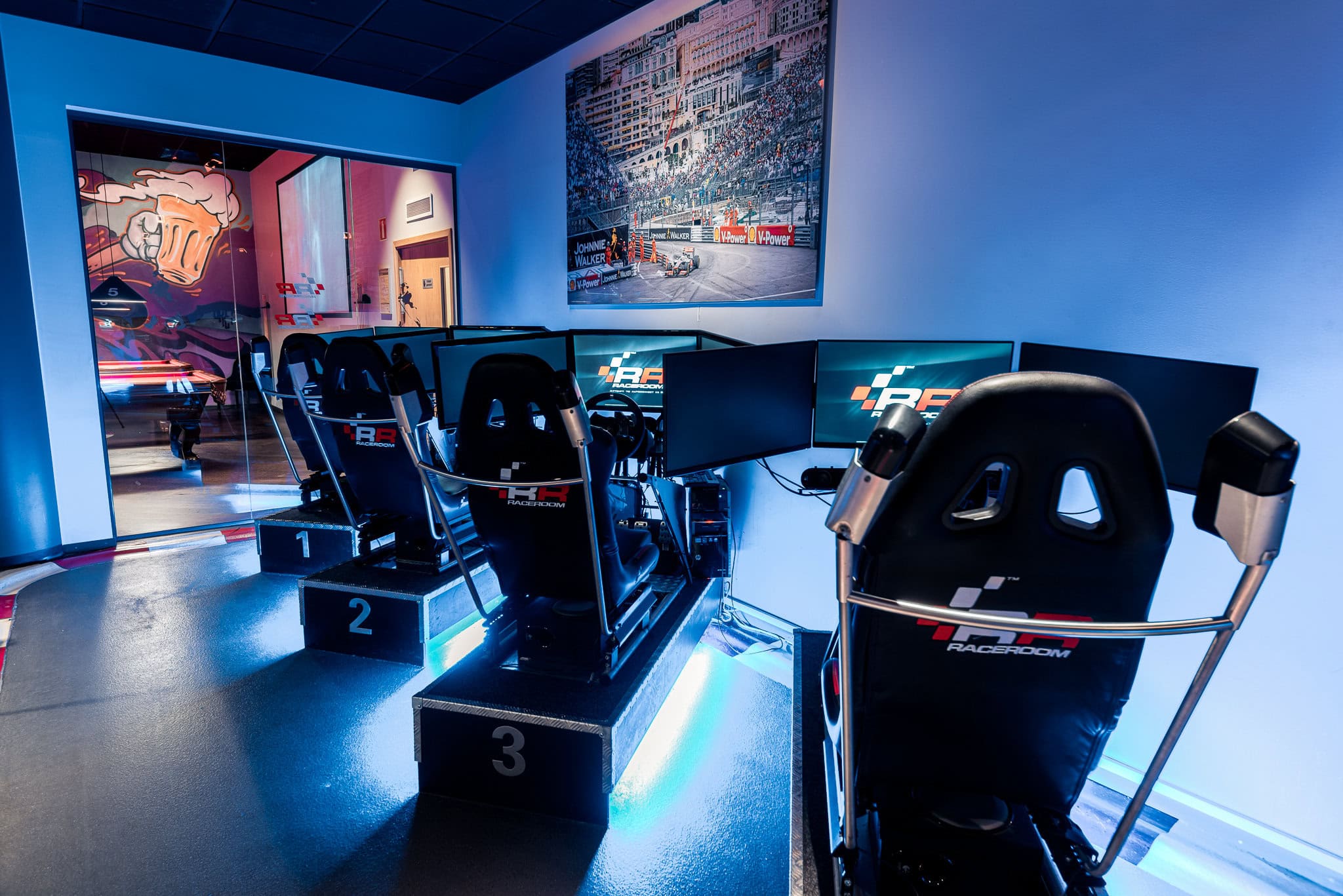 _DSC9338 Högteknologiska racingstolar och simulatorsystem i en racing gaming-upplevelse på Ballbreaker racingcenter.