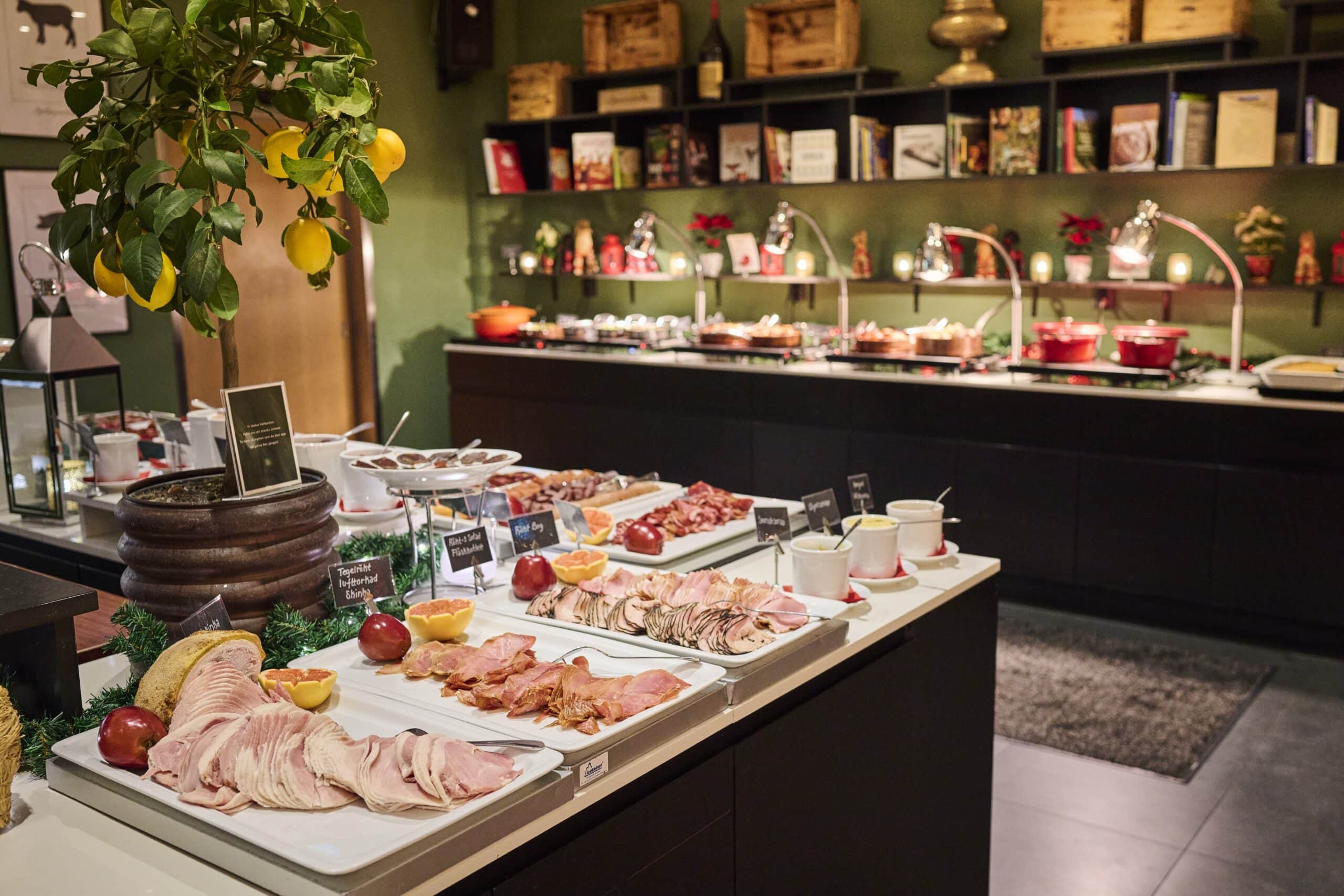 Buffen kallt vid citronträden Färskt julbord med kallskuret, pålägg, frukt och smörgåstårta på festligt buffébord hos Ballbreaker. Perfekt för företag och privatjulfirande i en mysig miljö.