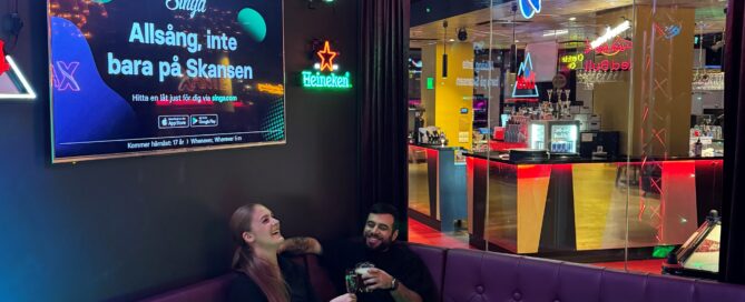 Innovativ bar med neonljus, sociala gäster, och modern inredning på Ballbreaker. Perfekt plats för vänner att njuta av drycker och umgås i en livlig atmosfär.