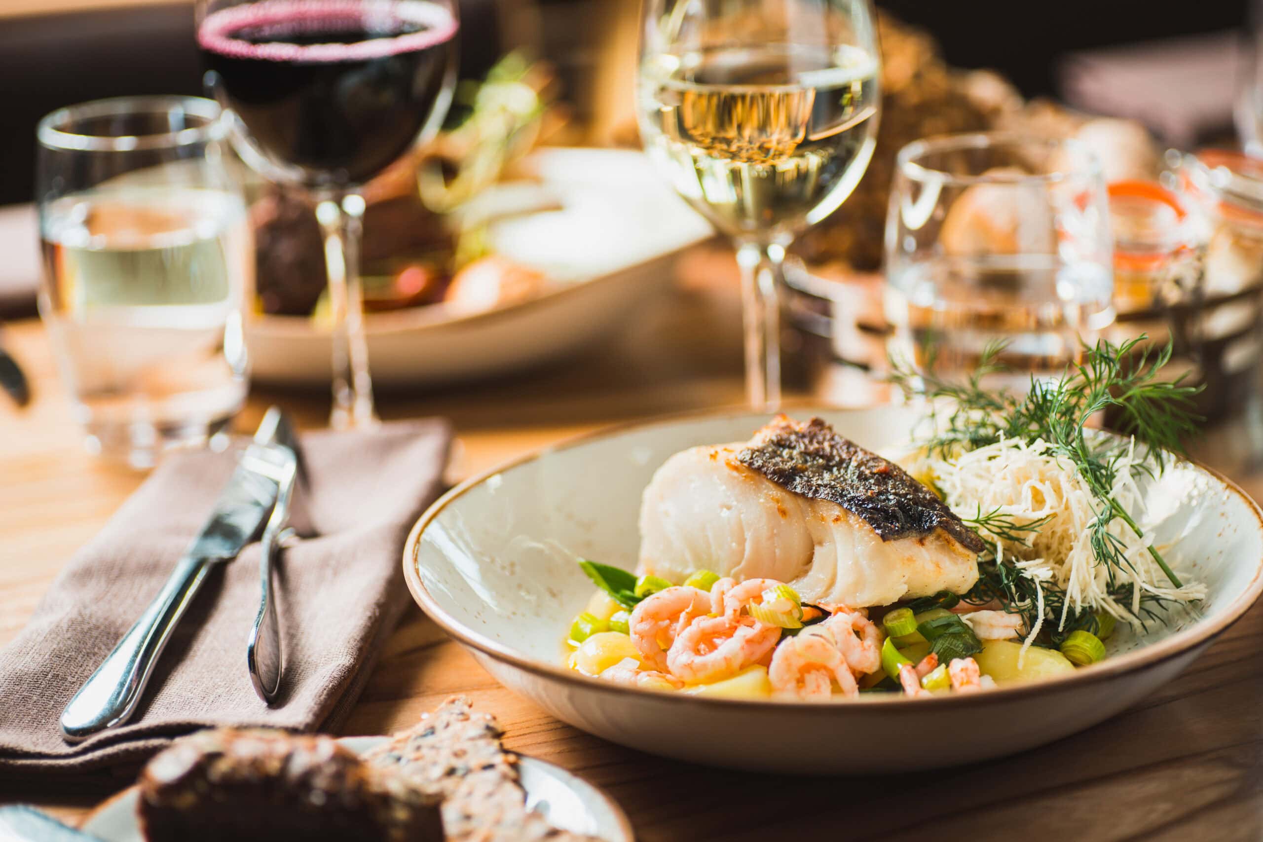 IMG_0151 Lax med räkor och tillbehör på ett trätak, perfekt för en smakrik och avkopplande middag.