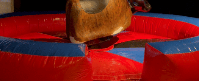 Höjd bockring i rött och blått för bounce house, spel eller utomhuslek. Högkvalitativ, säker och rolig för barn som gillar lekutrustning, sport och äventyr. Perfekt för event och födelsedagsfester.