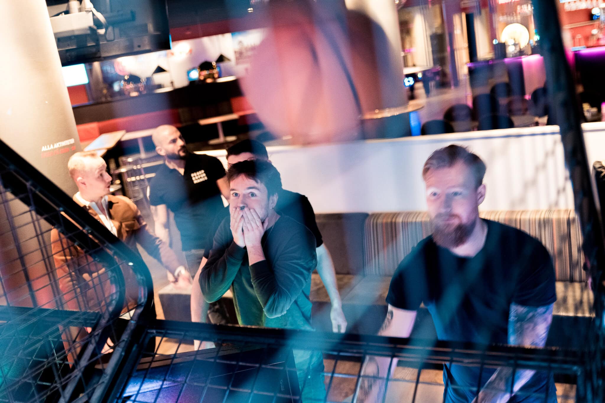 _DSC9168 Spelare vid en bowlingautomat, tävlingsinriktat i en bar eller nöjeslokal, fokus på bowling och kombinationsspel.