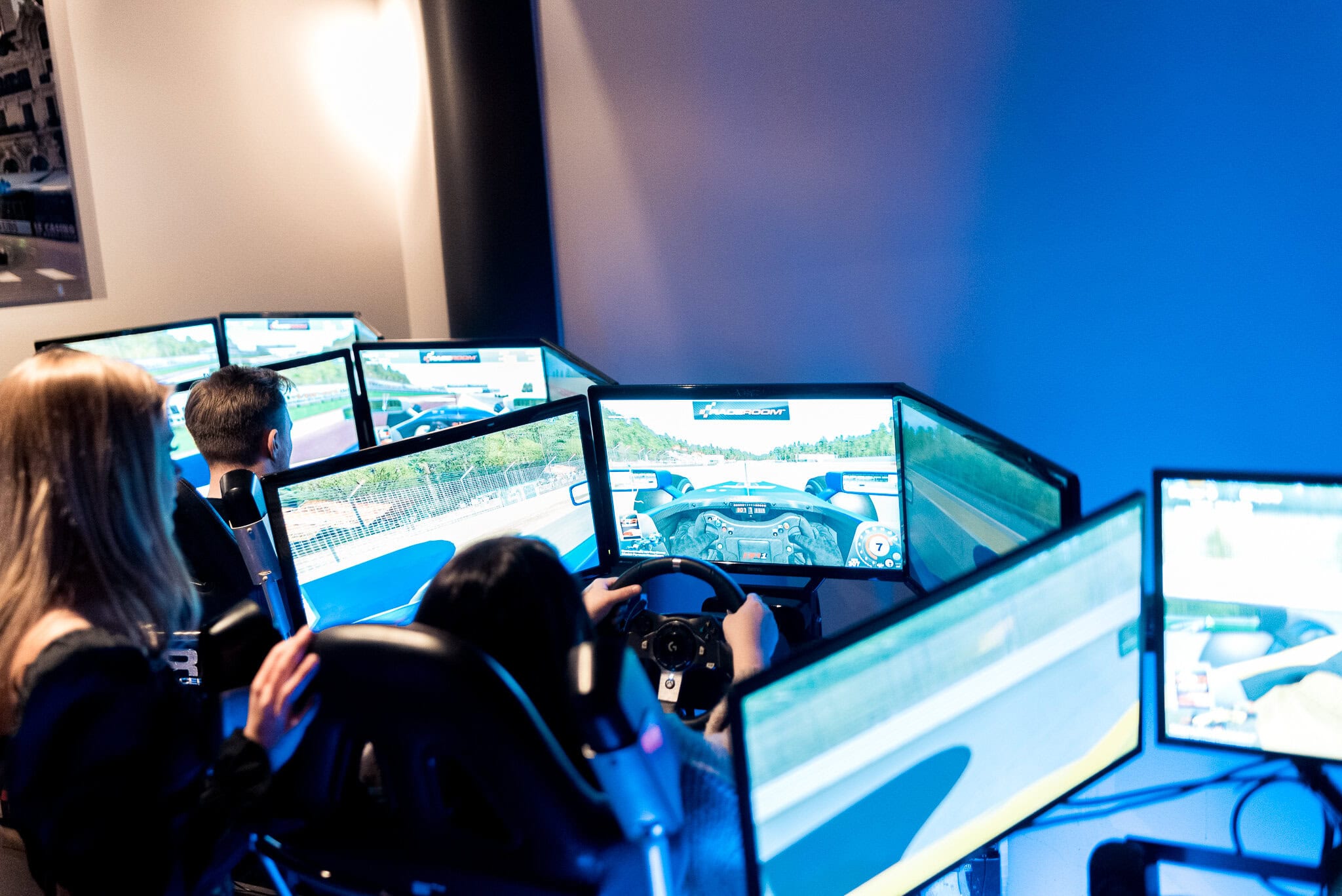 _DSC9317 Precis elegant racing simulator med flera bildskärmar och realistisk körupplevelse vid Ballbreaker i Stockholm. Perfekt för racingentusiaster och bolagsarrangemang.