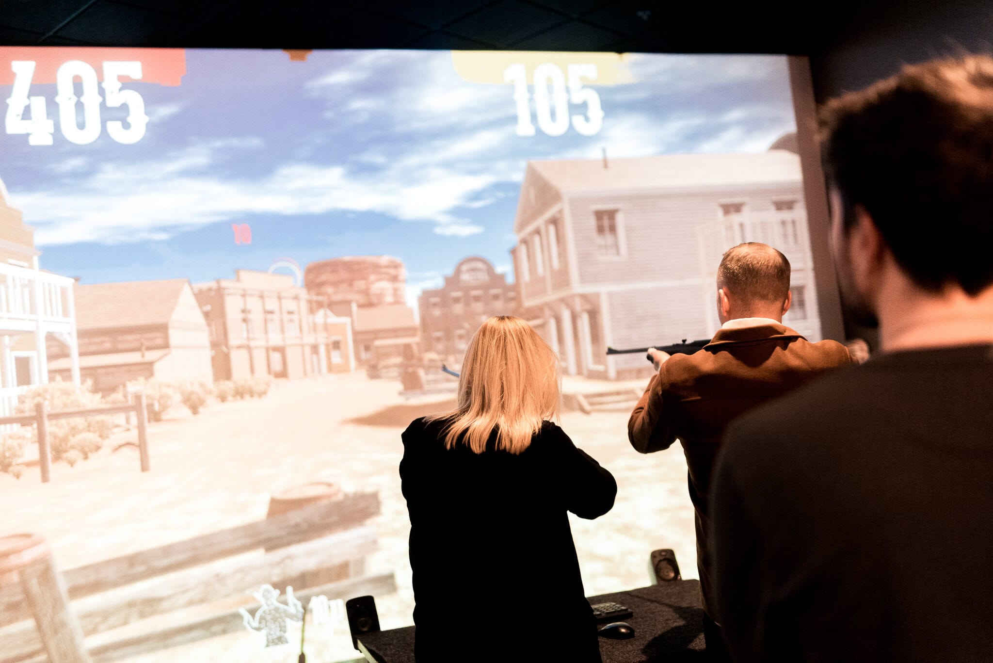 _DSC9410 Skärmspel i en actionfylld varmingsupplevelse hos Ballbreaker, där deltagare spelar skjutspel och utmanar varandra i ett socialt och underhållande environment i Stockholm.