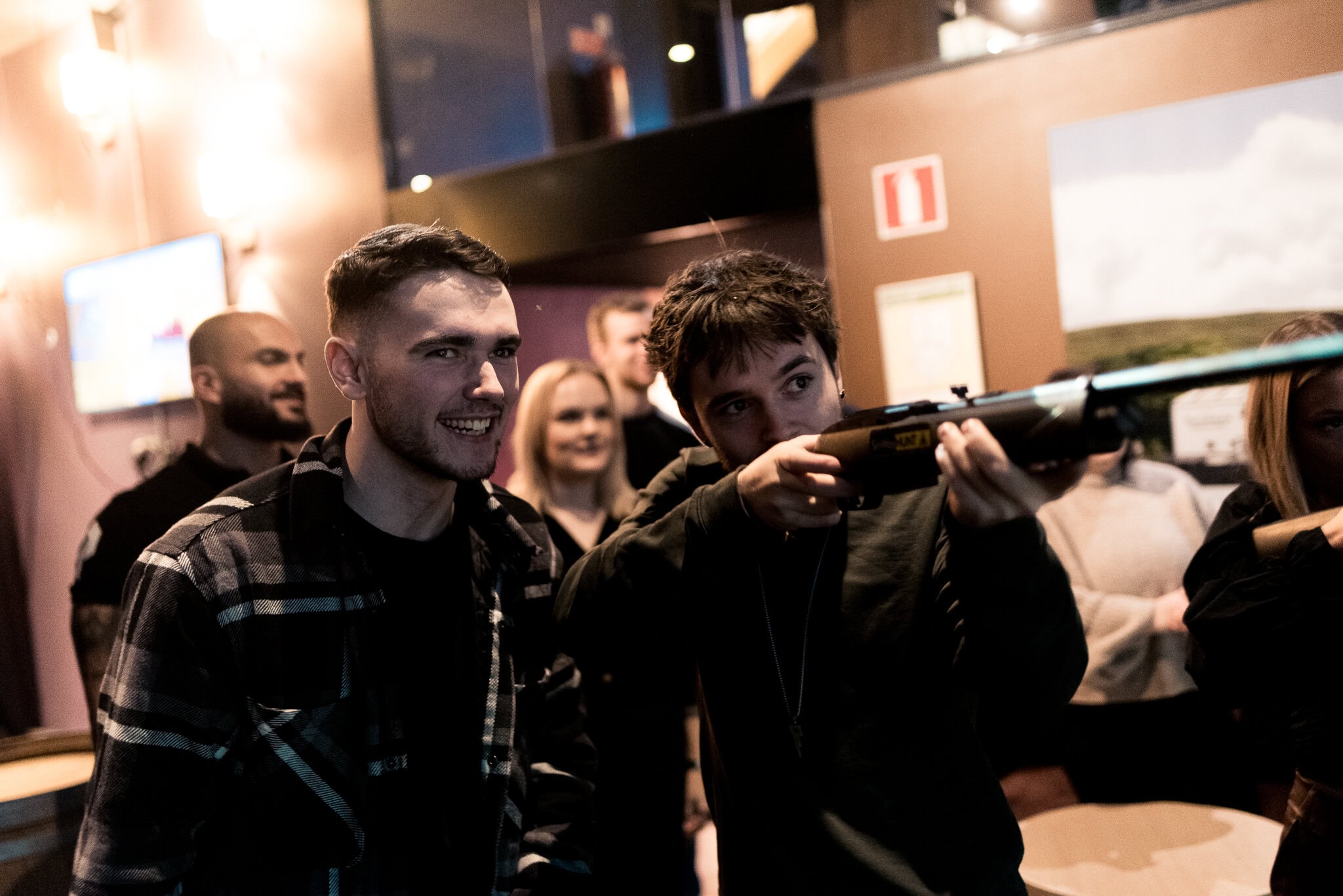 _DSC9422 Skjutspel i en bar eller spelhall med ett ungt mansgäng som har kul.