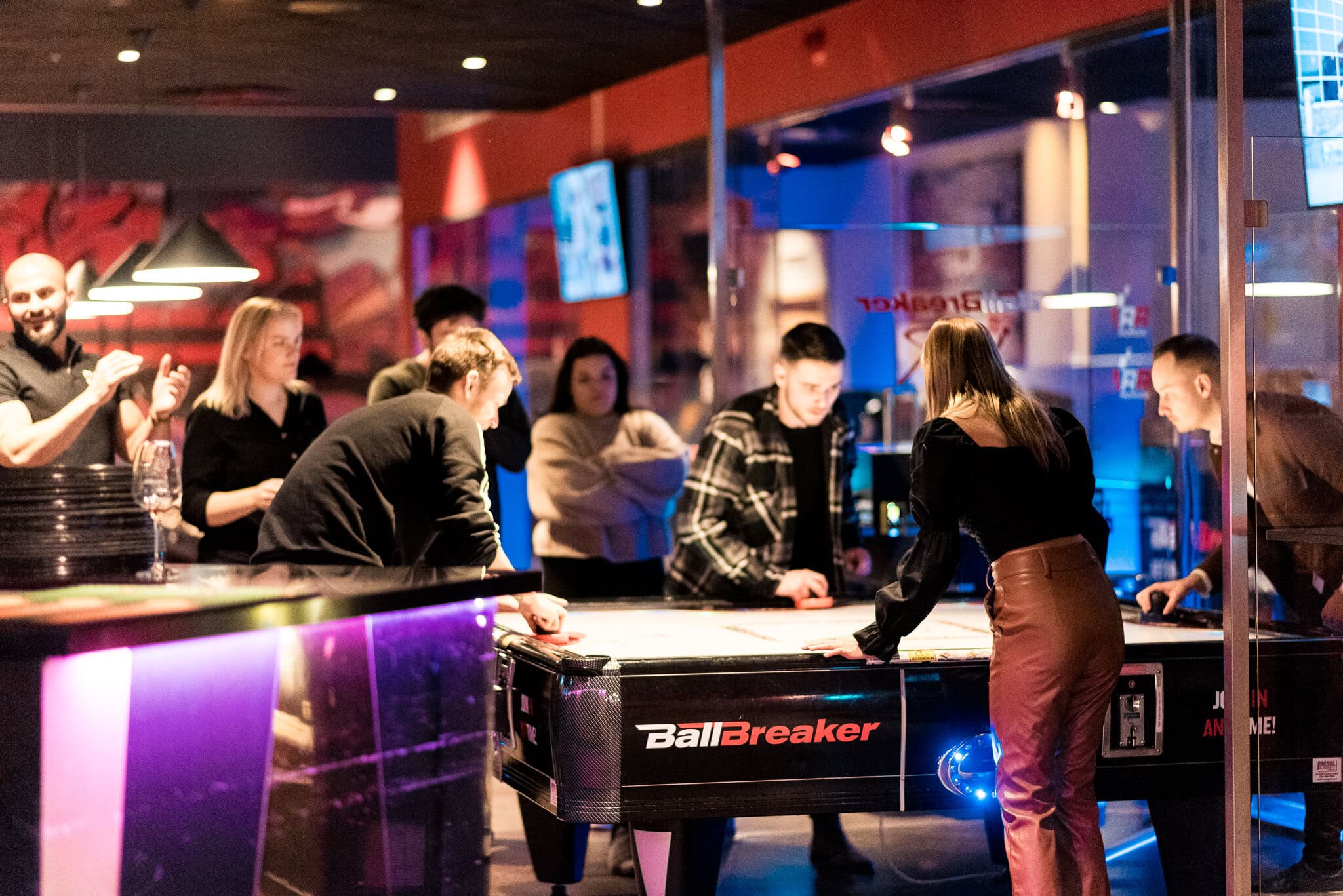 _DSC9491 Slipshållare för luftkuddar vid en bordsspelturnering i en inomhusmiljö.