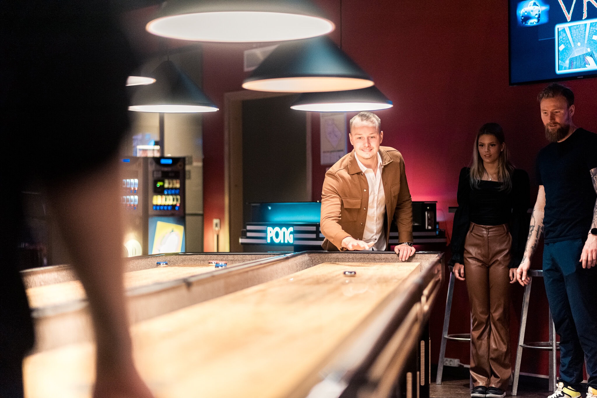 _DSC9504 Ljud av personer som spelar biljard på ett inomhusspelcenter, undangömd person i förgrunden, modern belysning, sociala aktiviteter, underhållning, teambuilding och nöje i en avslappnad atmosfär.