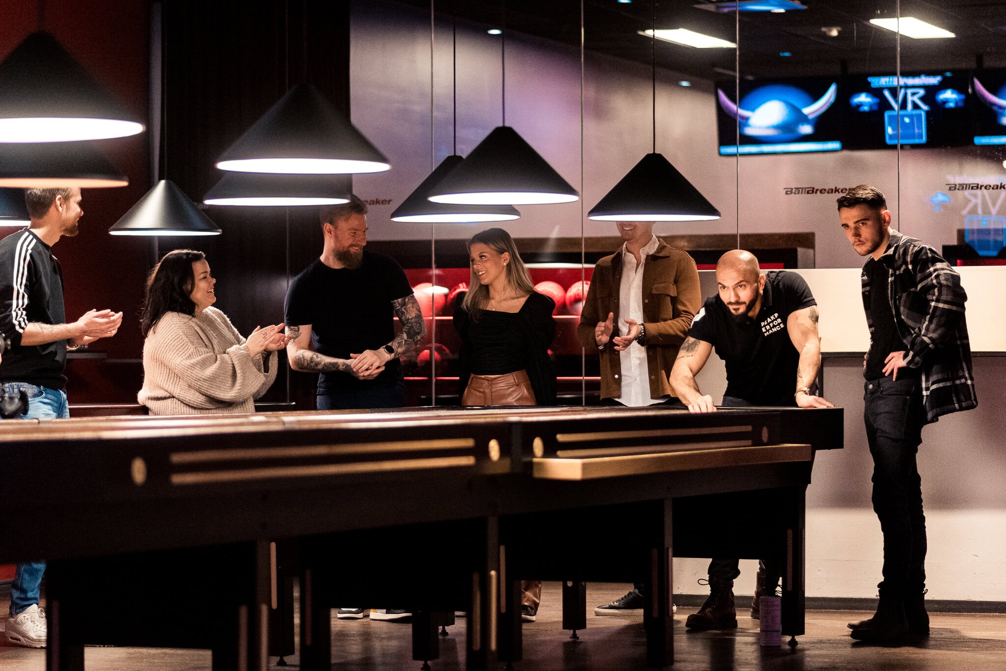 _DSC9511 Lekfull grupp av vänner som spelar och har kul på ett modern bowlingcenter i Stockholm. Perfekt aktivitet för vänskapsbanden och avkoppling i en social miljö. Nära bowling och VR-spel.