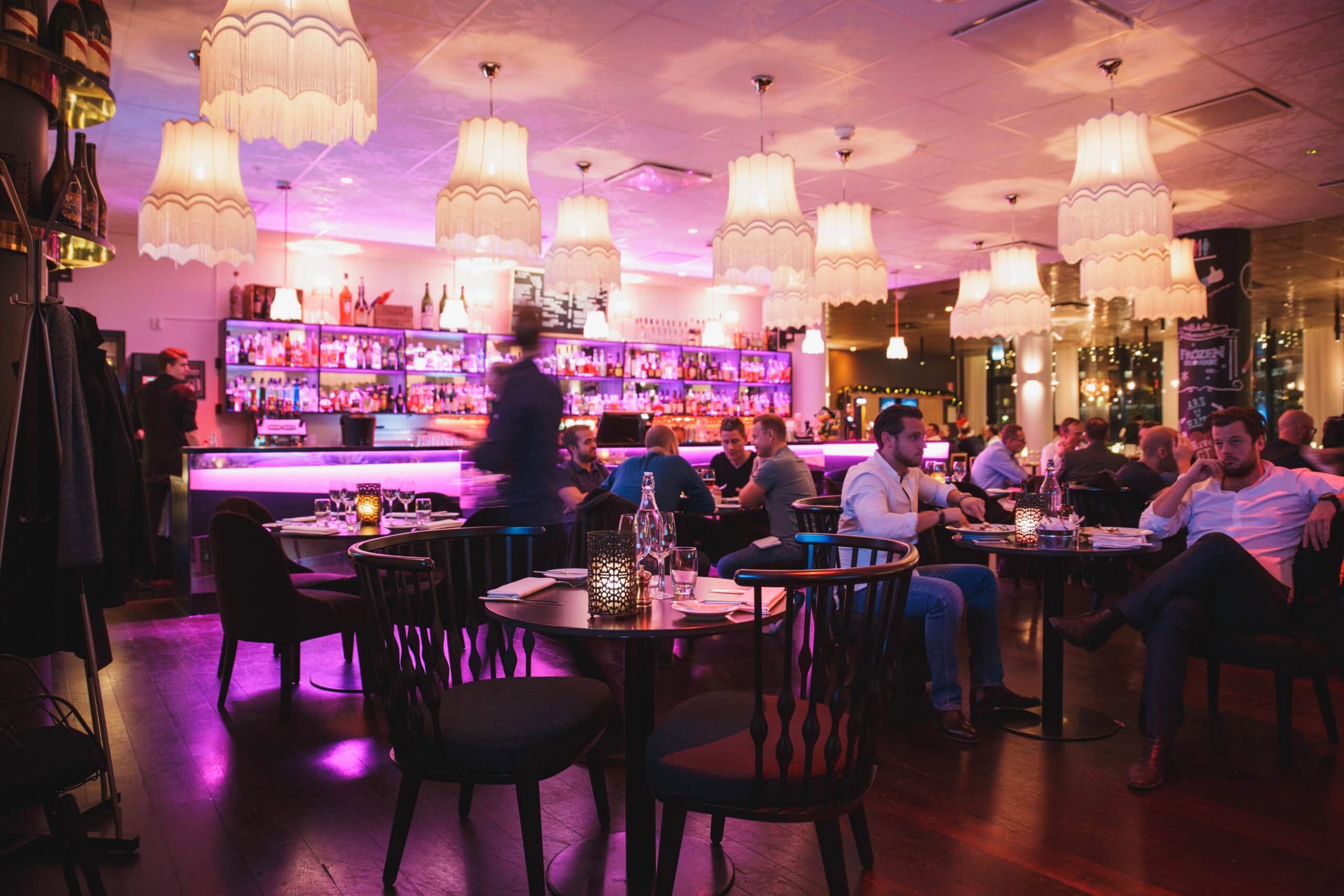 IMG_4511 Skärgård, bar och restaurang, sociala evenemang, livfull atmosfär, människor som njuter av mat och dryck, moderna och mysiga interiörer, kvällsstemning, cocktails och vin, trevligt sällskap, avkopplande miljö, fest, nöje, matupplevelse, moderna ljusdesign, stämningsfull restaurang, atmosfäriskt kalas, barhäng.